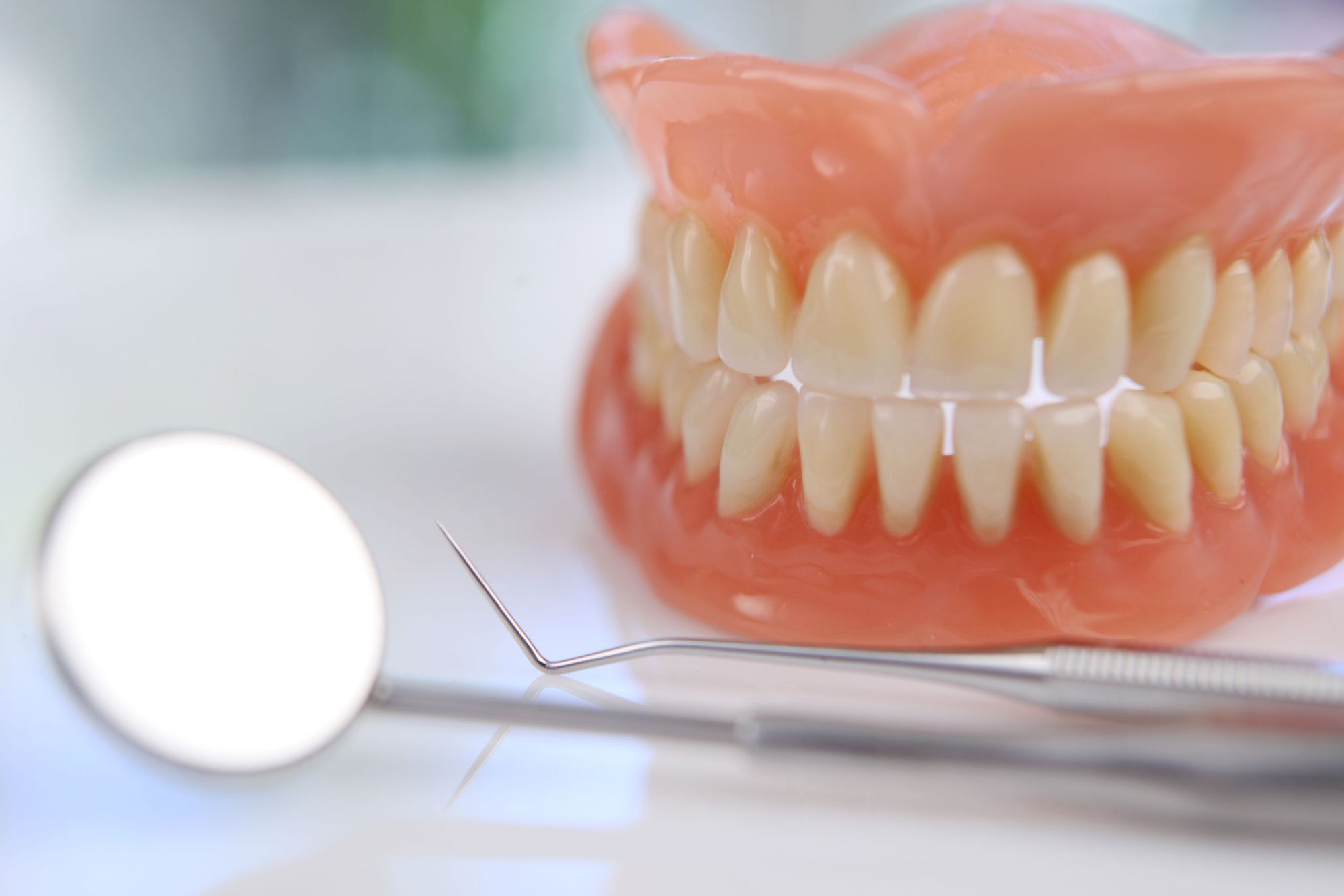 Протезирование зубов в казани. Что такое пластиночный протез съемный зубной. Пластиночные протезы ортопедическая стоматология. Полный съемный пластиночный протез. Полный съемный пластиночный акриловый протез.