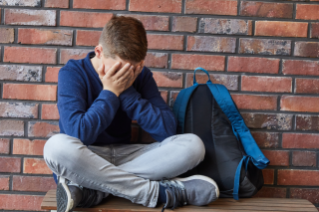 Stress bei Schülern - depressiver Junge