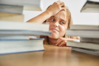 Stress bei Schülern - überfordertes Mädchen