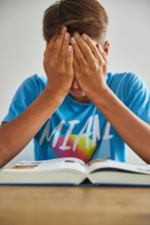 Stress bei Schülern - verzweifelter Jugendlicher