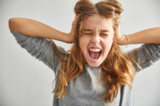 Stress bei Schülern - wütendes Mädchen