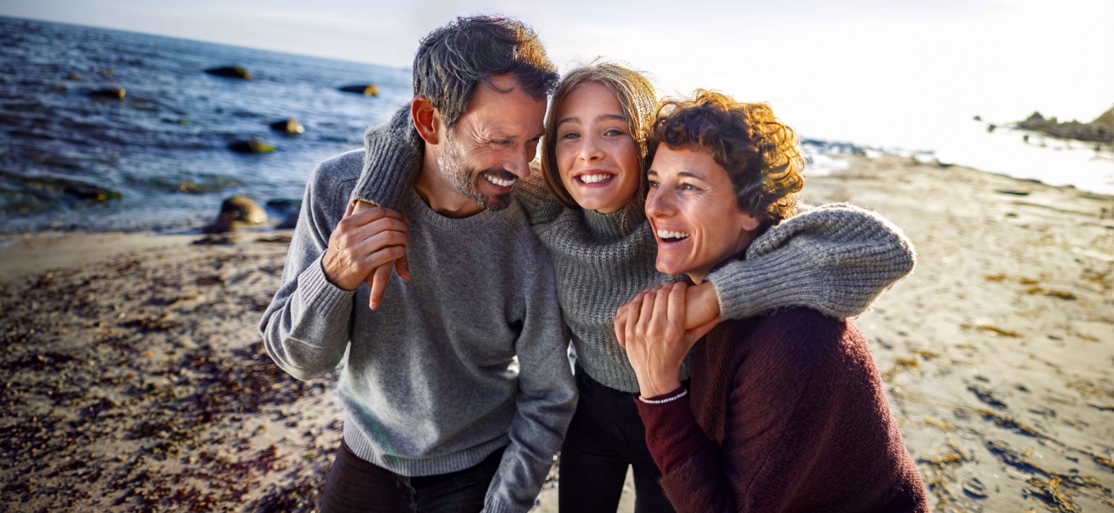 Familie erlebt einen Strandtag