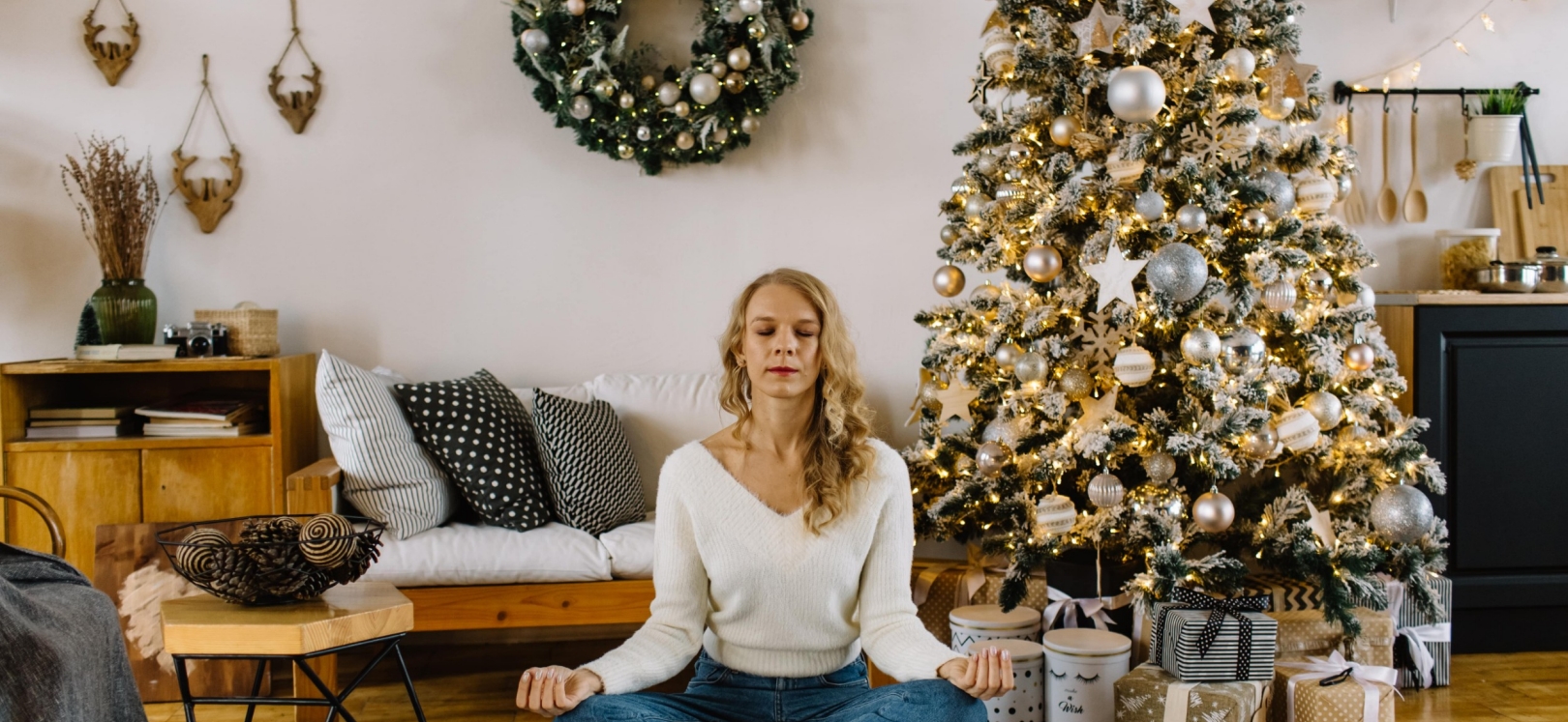 Yoga am Weihnachtsbaum