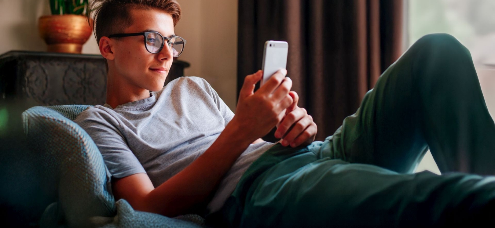 Teenager auf dem Sofa