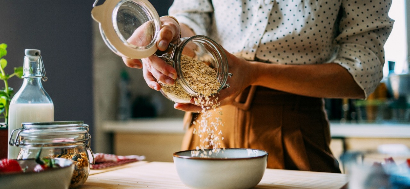 Frau füllt Haferflocken eine Schüssel