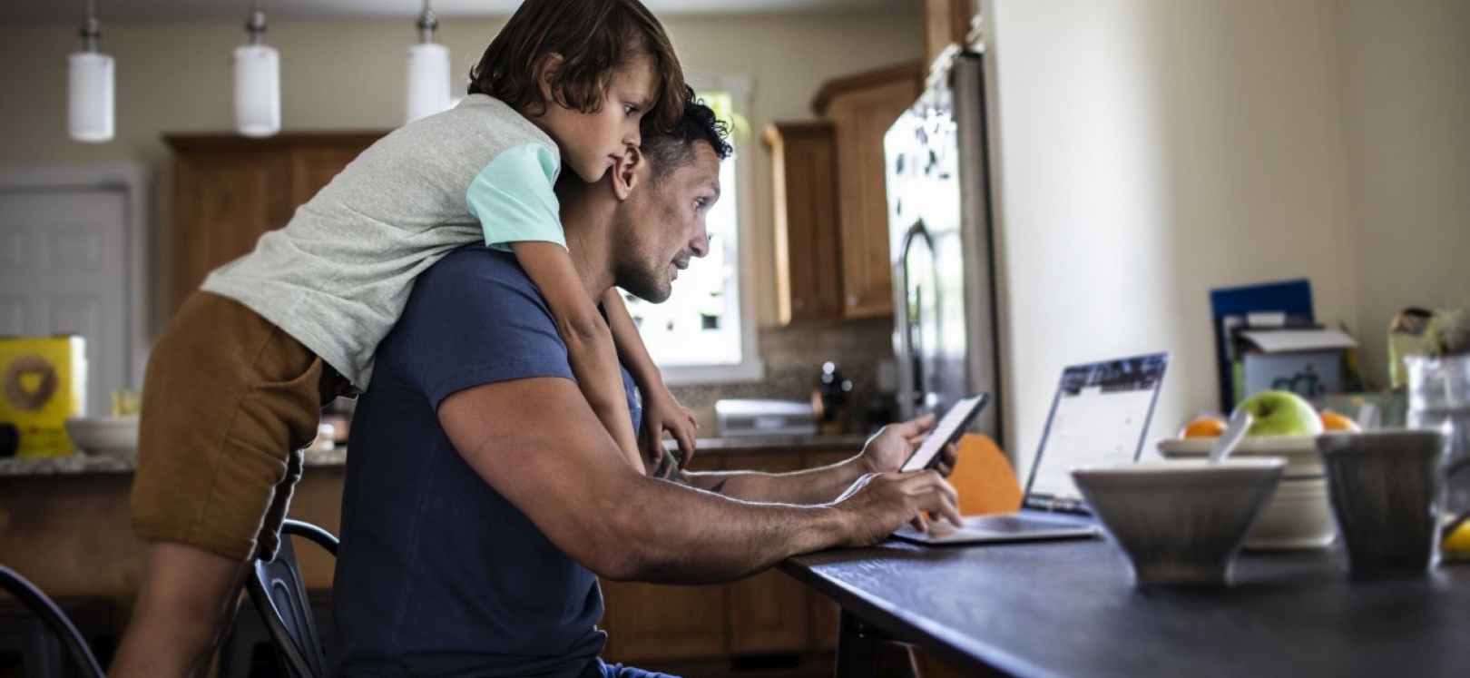 Vater und Kind in der Küche