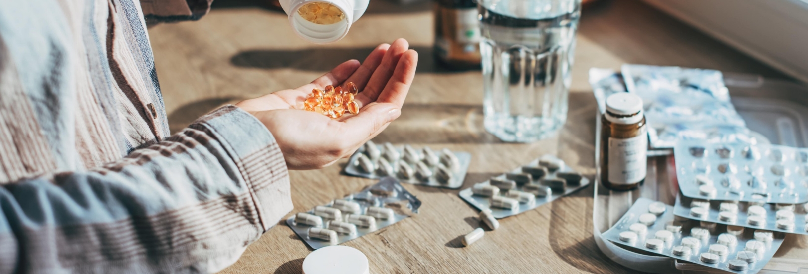 Person sortiert die Medikamente