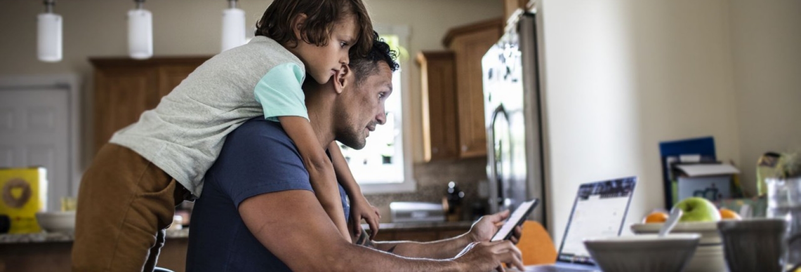 Vater und Kind in der Küche