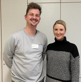 Dr. Galland und Julia Gerstmayr posieren für ein Foto.