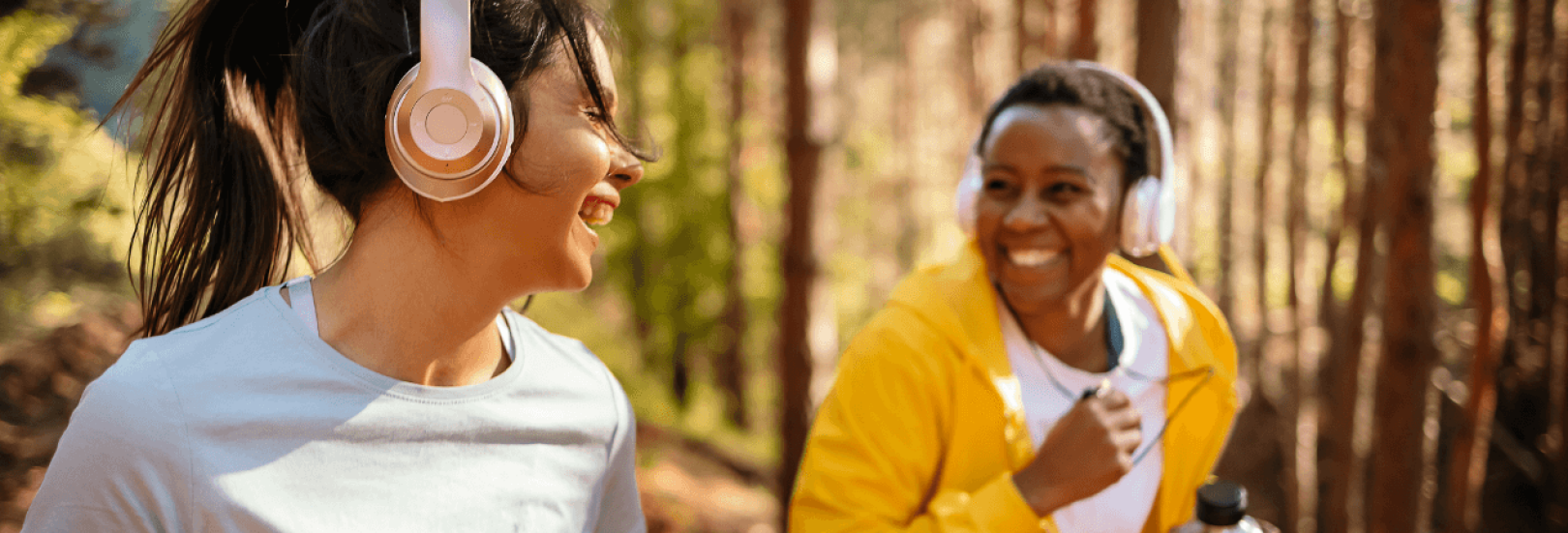 Frauen joggen im Wald
