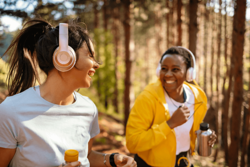 Frauen joggen im Wald