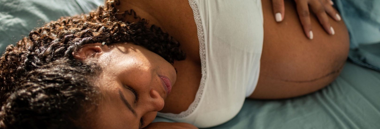 frau schwanger bett schmerzen