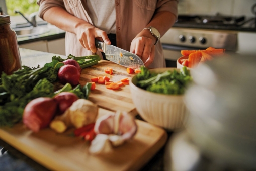 essen-closeup-gemuese-haende-messer
