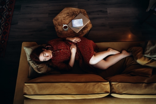 Frau mit Unterleibschmerzen