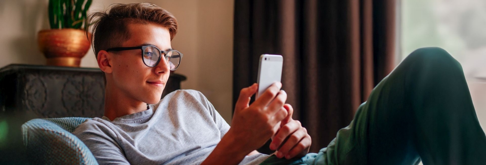 Teenager auf dem Sofa