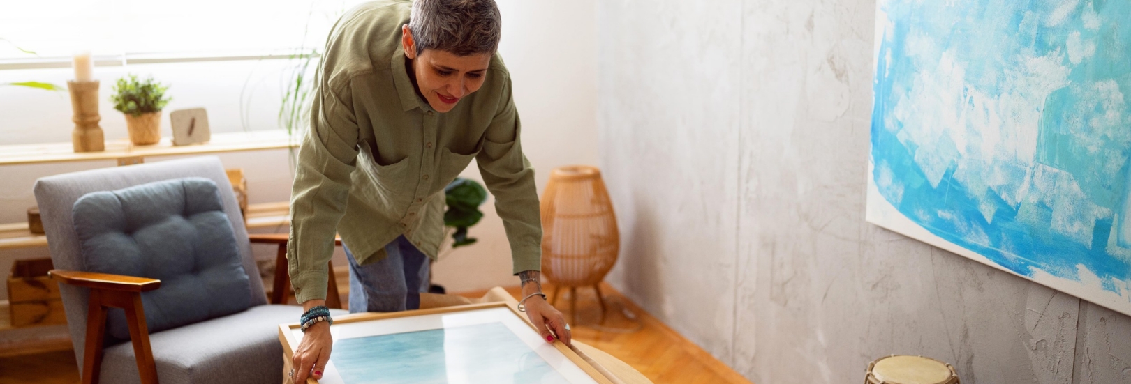 Frau schaut sich Bild an