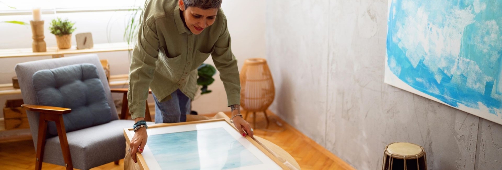 Frau schaut sich Bild an