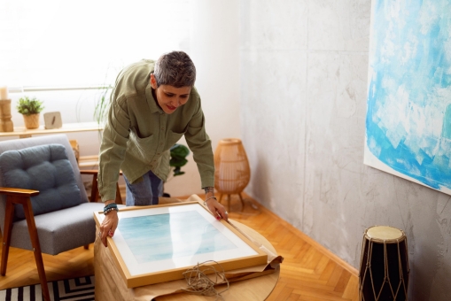 Frau schaut sich Bild an