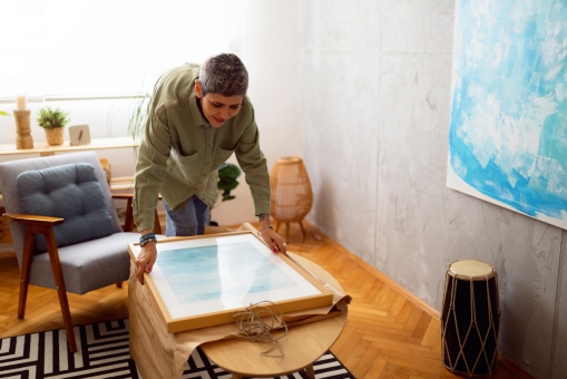 Frau schaut sich Bild an