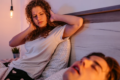 Mann redet im Schlaf