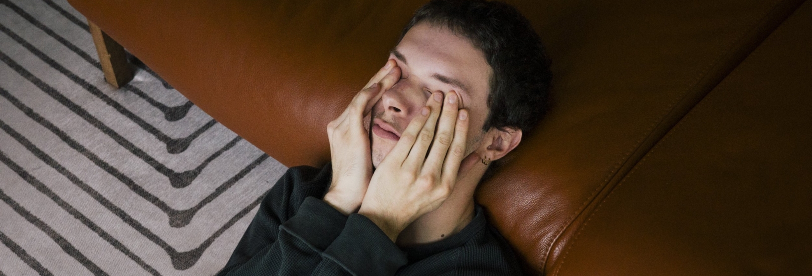 Junger Mann ist müde