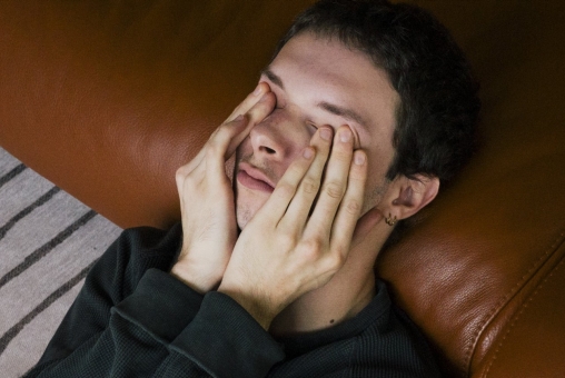 Junger Mann ist müde