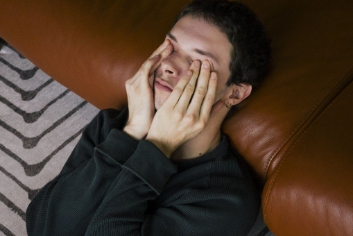 Junger Mann ist müde