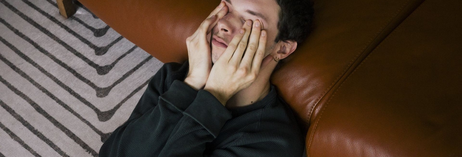 Junger Mann ist müde