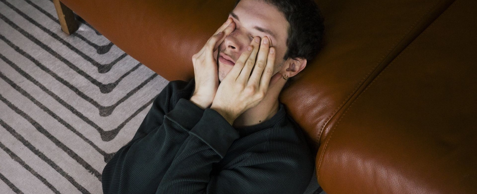 Junger Mann ist müde