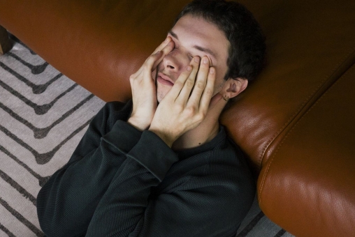 Junger Mann ist müde