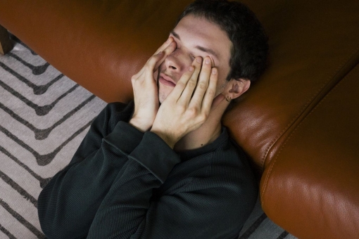 Junger Mann ist müde