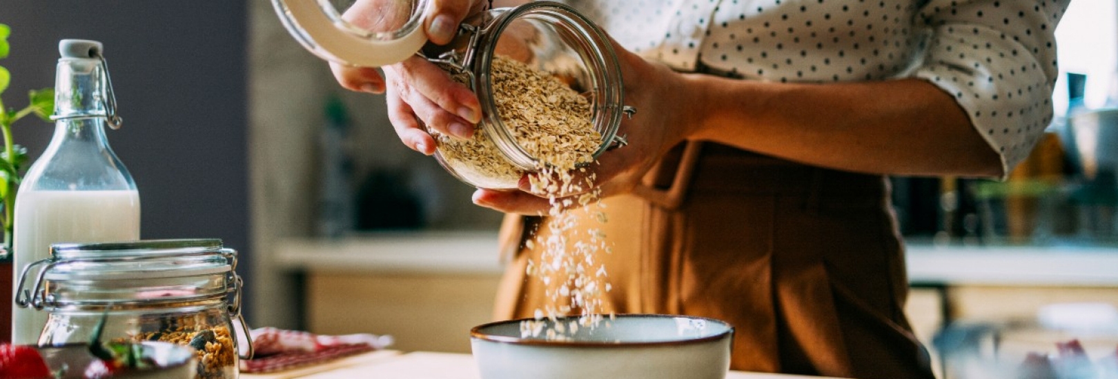 Frau füllt Haferflocken eine Schüssel