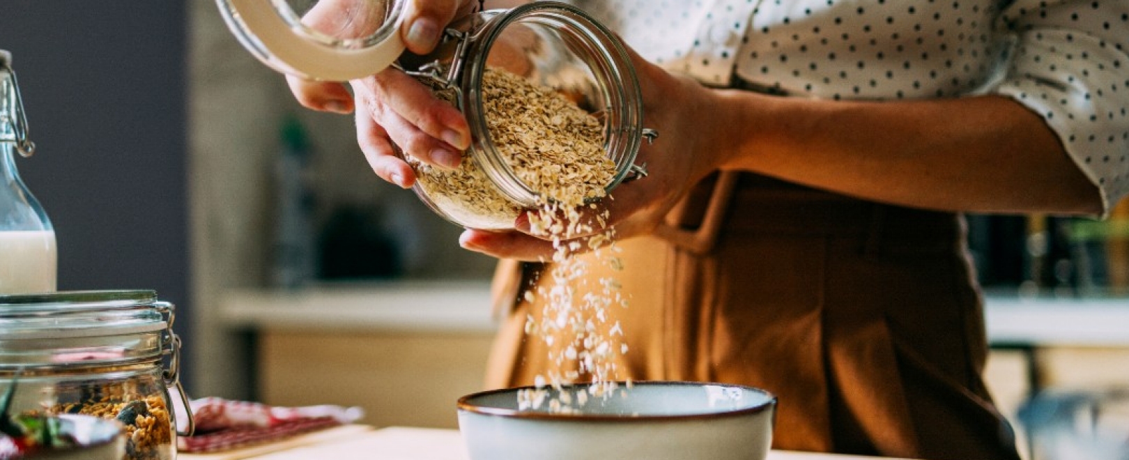 Frau füllt Haferflocken eine Schüssel