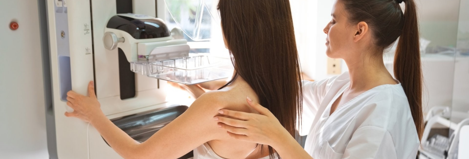 Krankenschwester untersucht Patientin