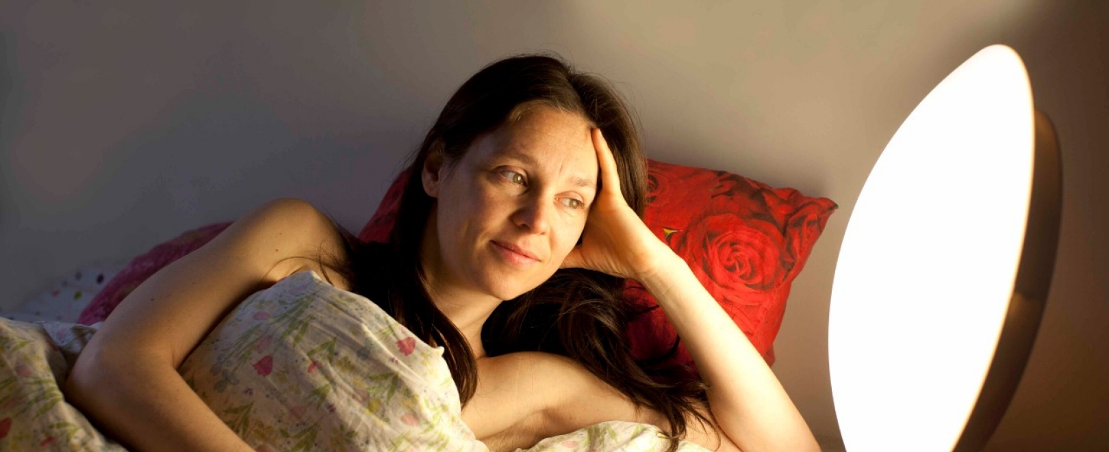 Frau macht Lichttherapie