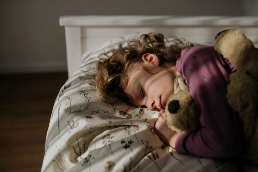 nachtschreck schlafen maedchen bett