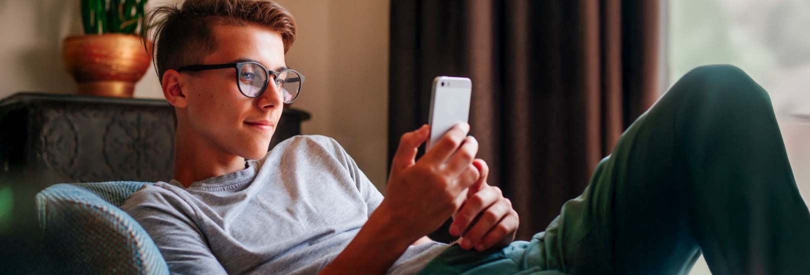 Teenager auf dem Sofa