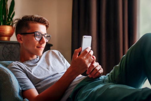 Teenager auf dem Sofa