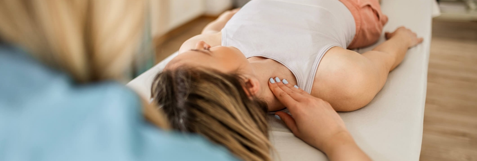 Frau bei der Physiotherapie