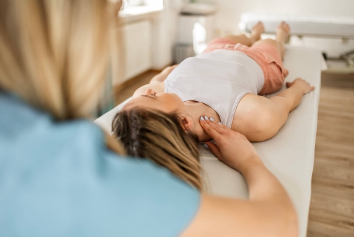 Frau bei der Physiotherapie