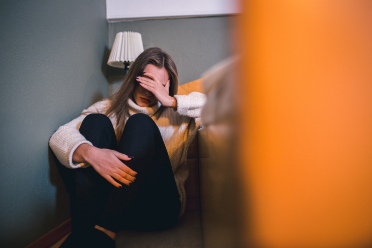 Frau ist schlaflos und verzweifelt