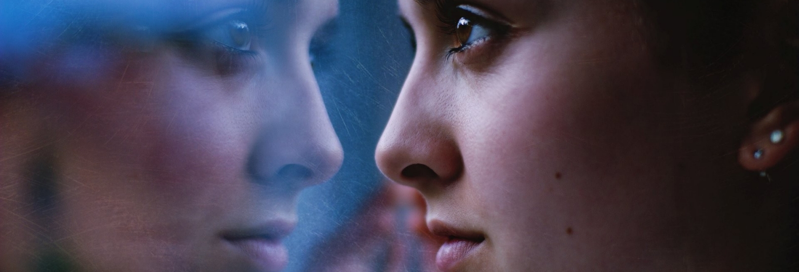 frau-schaut-aus-dem-fenster