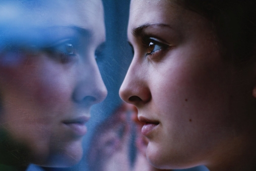 frau-schaut-aus-dem-fenster