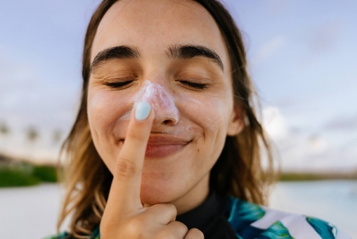 Junge Frau mit eingecremter Nase