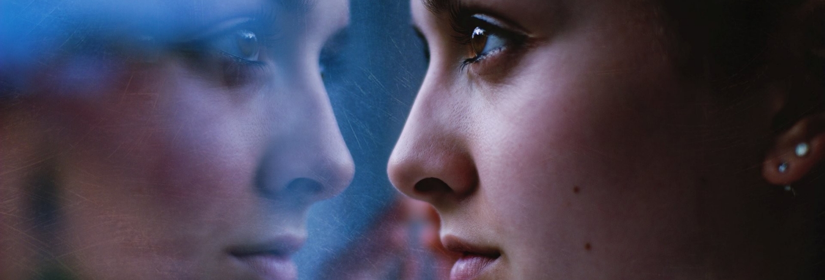 frau-schaut-aus-dem-fenster