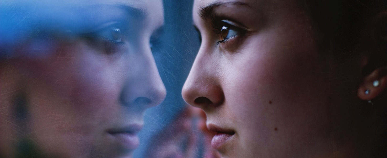 frau-schaut-aus-dem-fenster