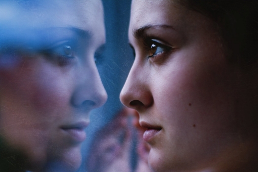 frau-schaut-aus-dem-fenster