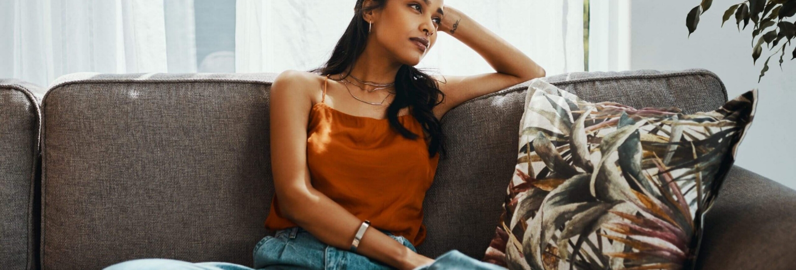 Frau auf Sofa