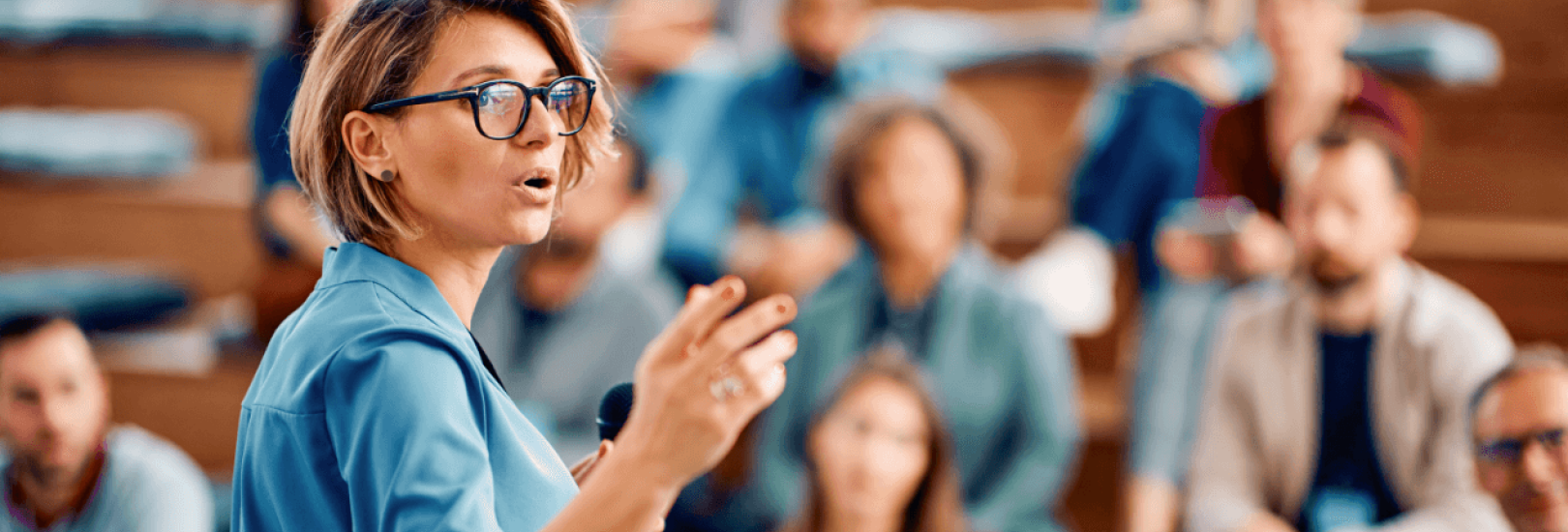 Frau hält Vortrag