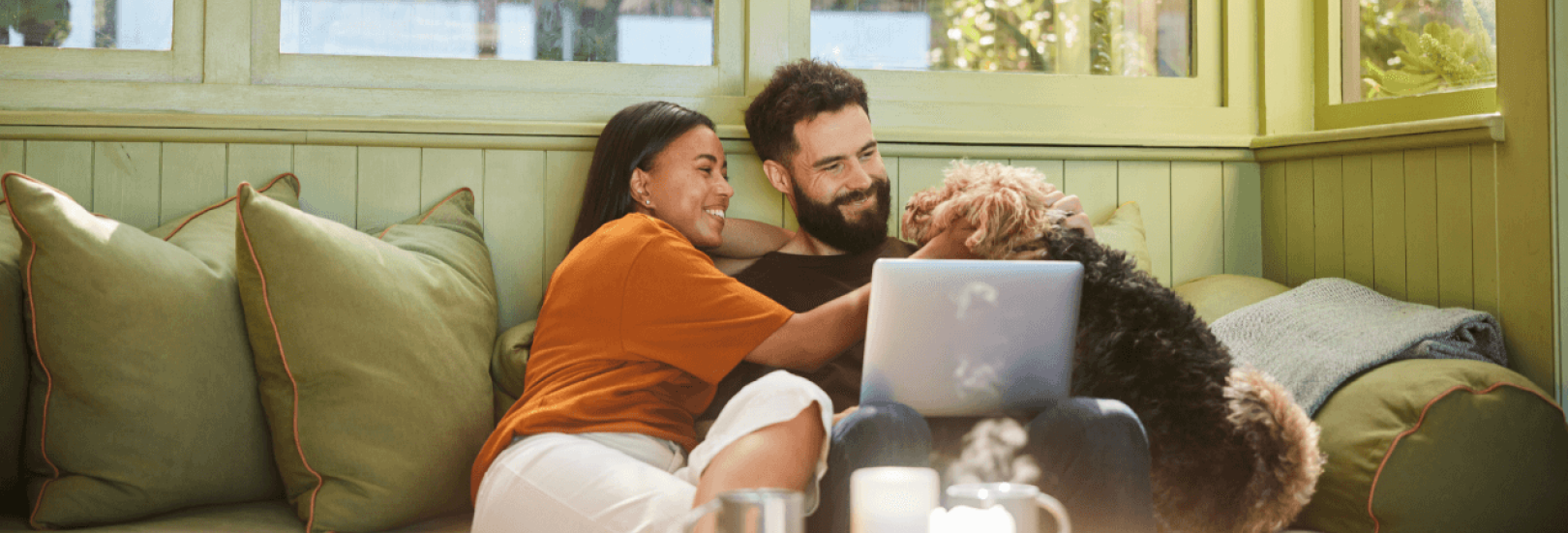Mann und Frau mit ihrem Hund
